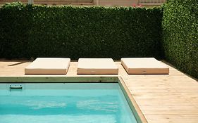 Easy Suites By The Sea With A Shared Pool